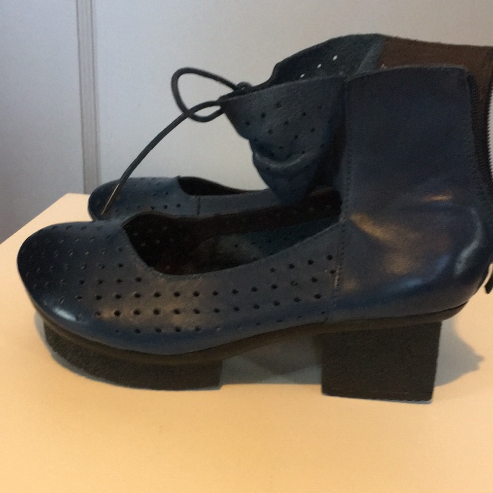 Way Cool & Unique Never Worn Blue Leather Shoes - Picture 2 of 5